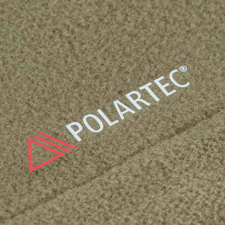 M-Tac Combat Fleece Polartec Jakke materiale med Polartec logo på fleece stof, viser højkvalitet og avanceret design til taktisk brug.