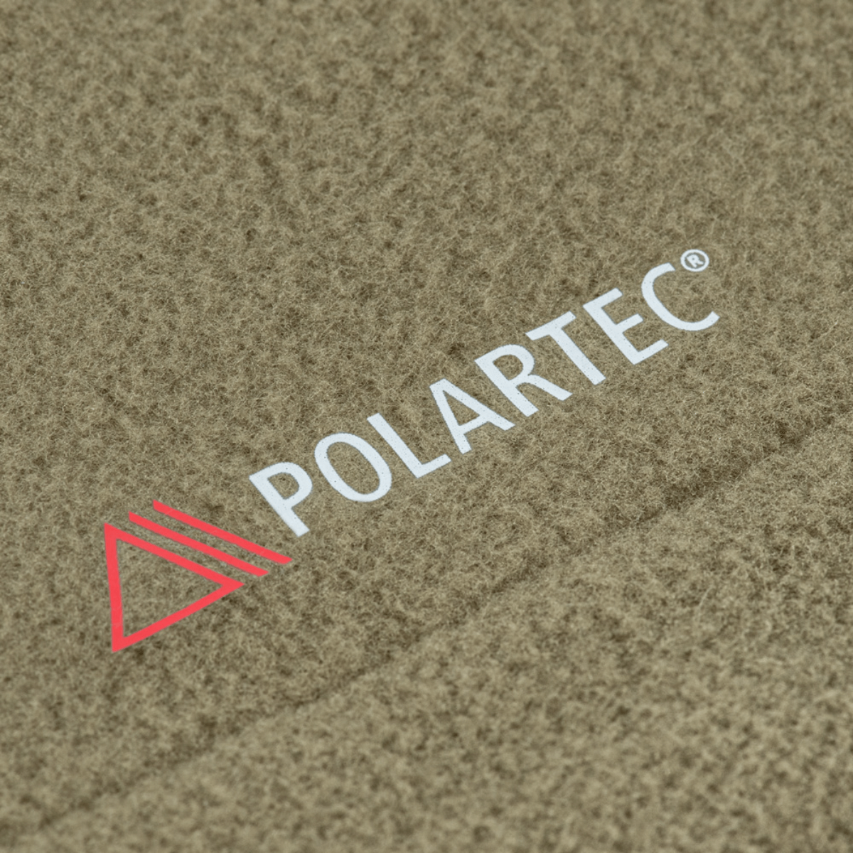 Nærbillede af M-Tac Combat Fleece Polartec Jakke med Polartec logo, der viser det slidstærke og varme stof.