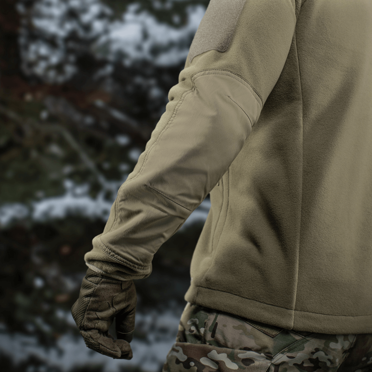 M-Tac Combat Fleece Polartec Jakke i beige, perfekt til taktisk brug med vind- og strækbart stof og Velcro-paneler til tilpasning.