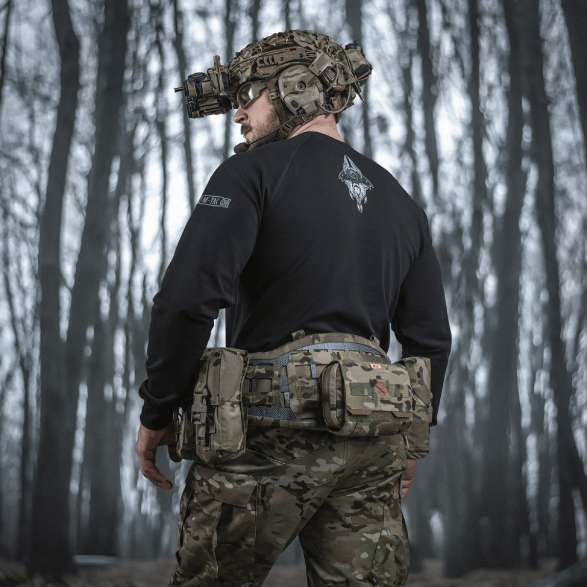 M-Tac Raglan Odin Mystery trøje med Odin-motiv, set bagfra i skovmiljø.