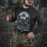 Mand iført M-Tac Raglan Odin Mystery med Odin motiv, ideel til hverdag eller taktisk brug, lavet af bomuld og elastan.