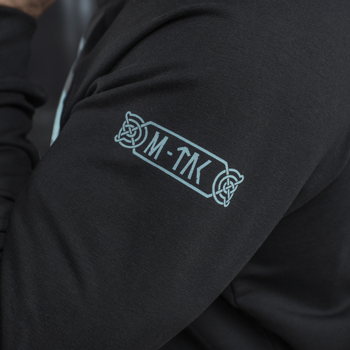 Detalje af M-Tac Raglan Odin Mystery med Odin-motiv, komfortabel pasform med MagnaColours® tryk. Ideel til nordisk mytologisk stil.