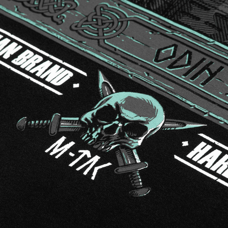 Detalje af M-Tac Raglan Odin Mystery med Odins motiv i grøn og grå farver, fremhæver mærkets tema og stil.