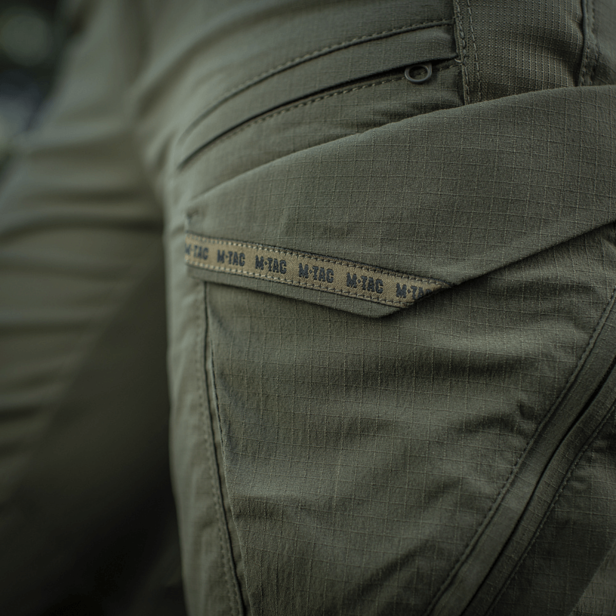 Nærbillede af M-Tac Bukser Aggressor Summer Flex Dame i Rip-Stop nylonstof med M-Tac logo og lommedesign.