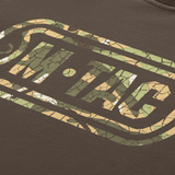 Brun M-Tac Raglan Logo med camouflageprint detaljeret logo og slogans på ærmet og ryggen, understreger komfort og funktionalitet.