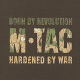 M-Tac Raglan Logo med camouflageprint og slogan "Born by Revolution – Hardened by War" på mørk baggrund.
