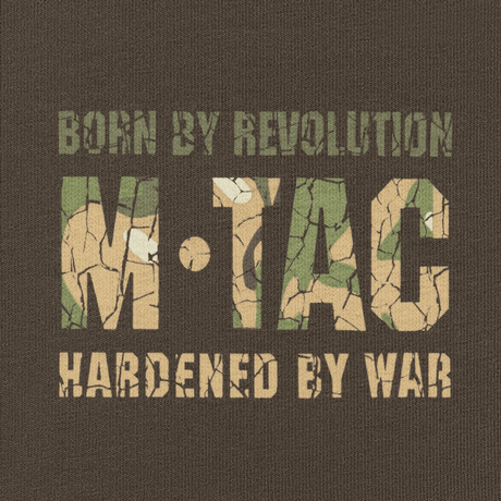 M-Tac Raglan Logo med camouflageprint og slogan "Born by Revolution – Hardened by War" på mørk baggrund.