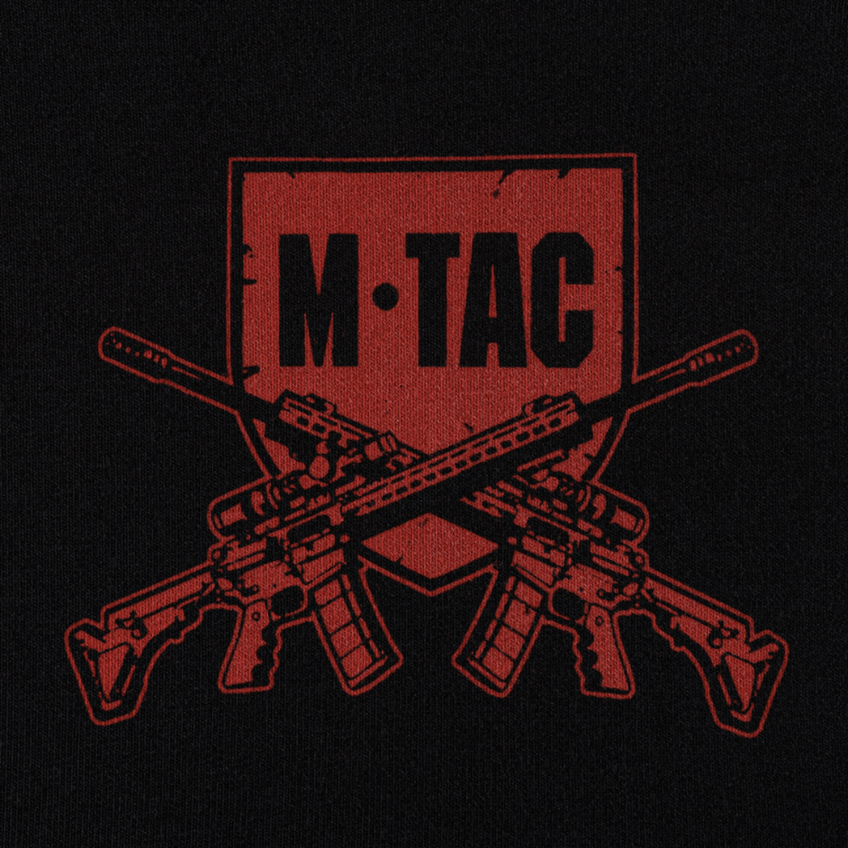 M-Tac logo print med krydsende rifler på sort baggrund, fremvisende brandets militære inspiration og designstil.
