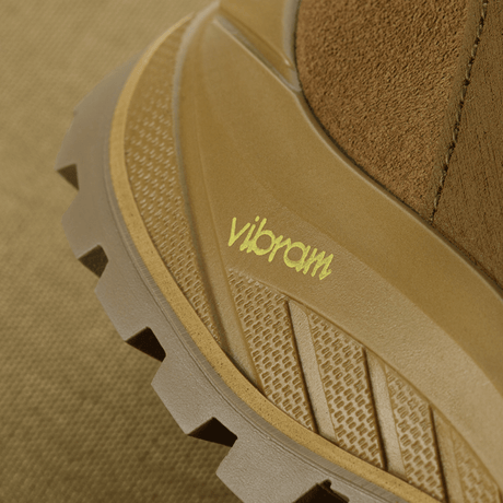 Detalje af M-Tac Sneakers Tactical Demi-Season Pro Line med Vibram-sål i brun, der viser holdbarhed og anti-slip egenskaber.