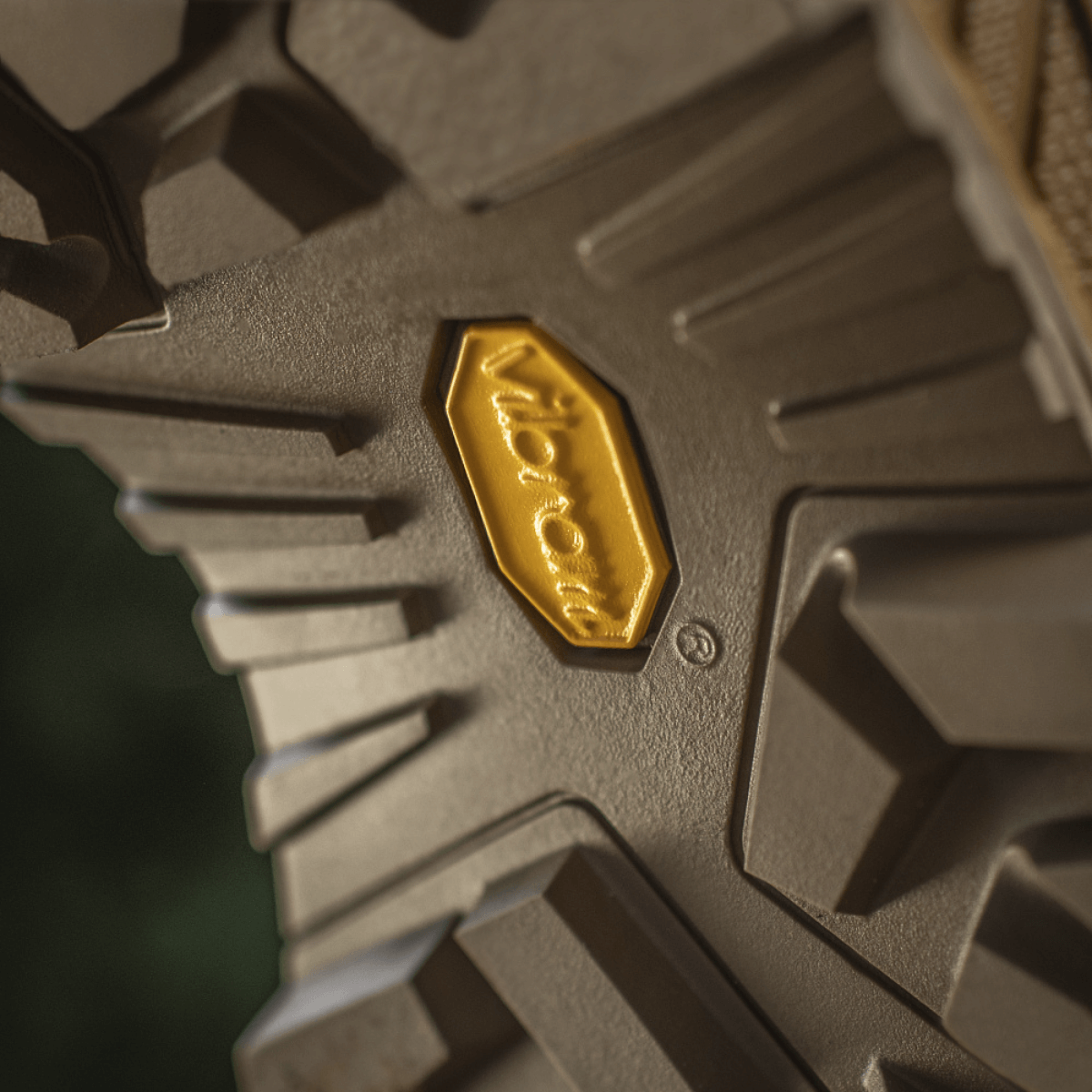 Nærbillede af den patenterede Vibram-sål på M-Tac Sneakers Tactical Demi-Season Pro Line for fremragende greb og holdbarhed.