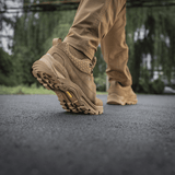 M-Tac Tactical Sneakers Patrol R Vent i brug på asfalt, ideelle til trekking, løb og outdoor-aktiviteter, komfortable og holdbare sko.