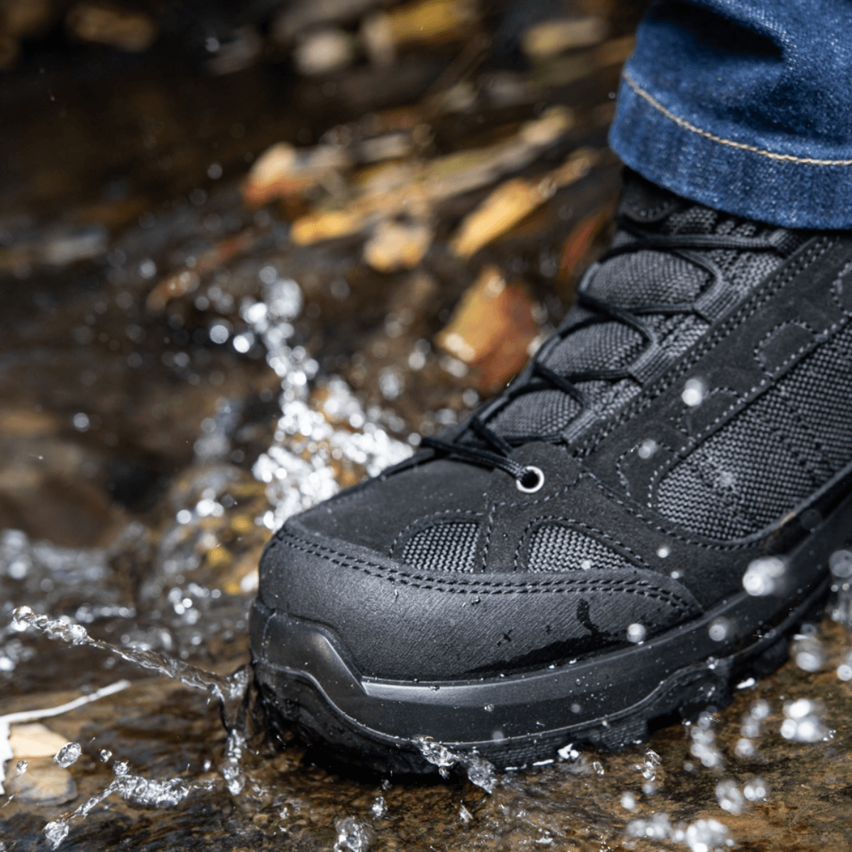 Tactical Sneakers Demi-Season – Let og komfortabel sko i naturlæder og Cordura egnet til trekking og outdoor aktiviteter, vist i brug i våde forhold.