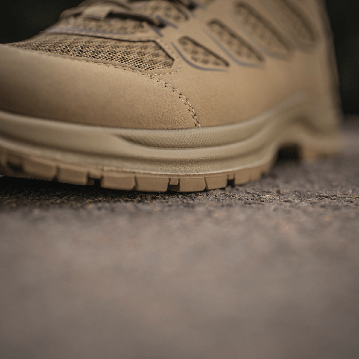 M-Tac Tactical Sneakers IVA i sandfarvet, viser åndbar mesh overdel og forstærket tå. Ideelle lette sneakers til trekking og outdoor-aktiviteter.