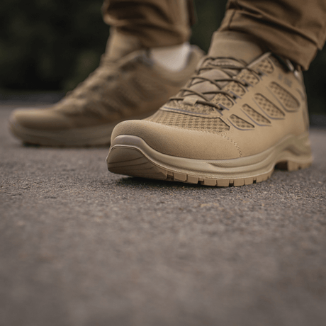 Lette og slidstærke M-Tac Tactical Sneakers IVA ideelle til sommerbrug med åndbar mesh og forstærket tå og hæl.