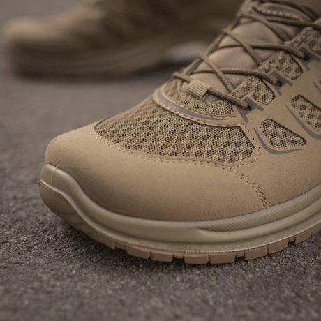 M-Tac Tactical Sneakers IVA i beige med åndbar mesh og syntetisk nubuck, ideelle til trekking og outdoor-aktiviteter.