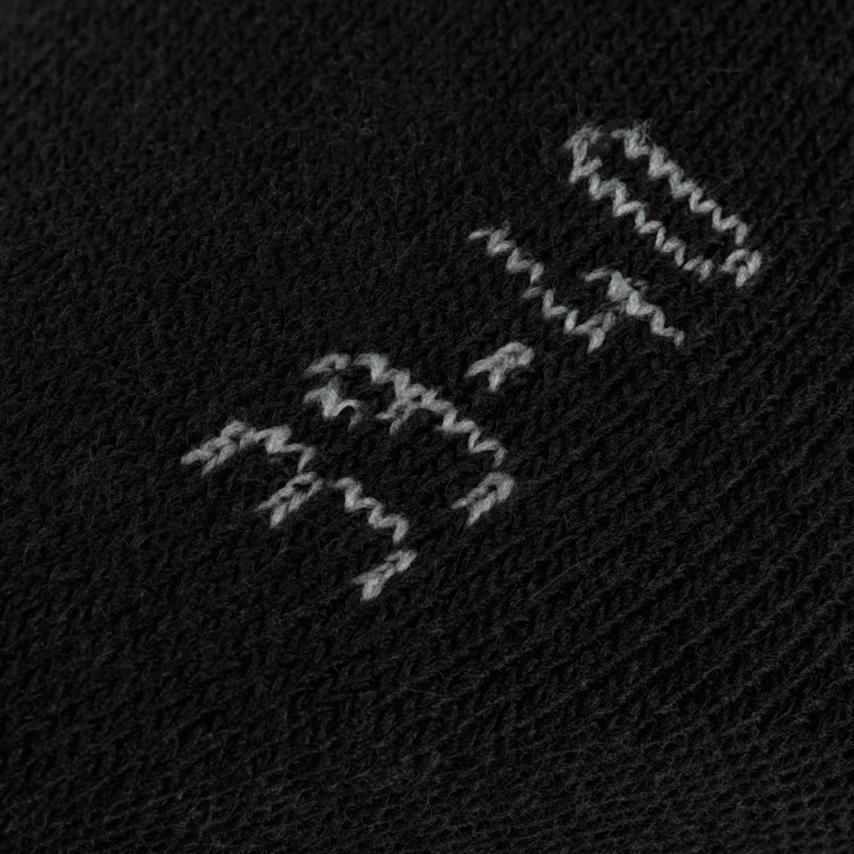 Nærbillede af M-Tac Sokker Winter Wool i sort uld med grå mærkning; ideelle til varme og komfort i den kolde sæson.