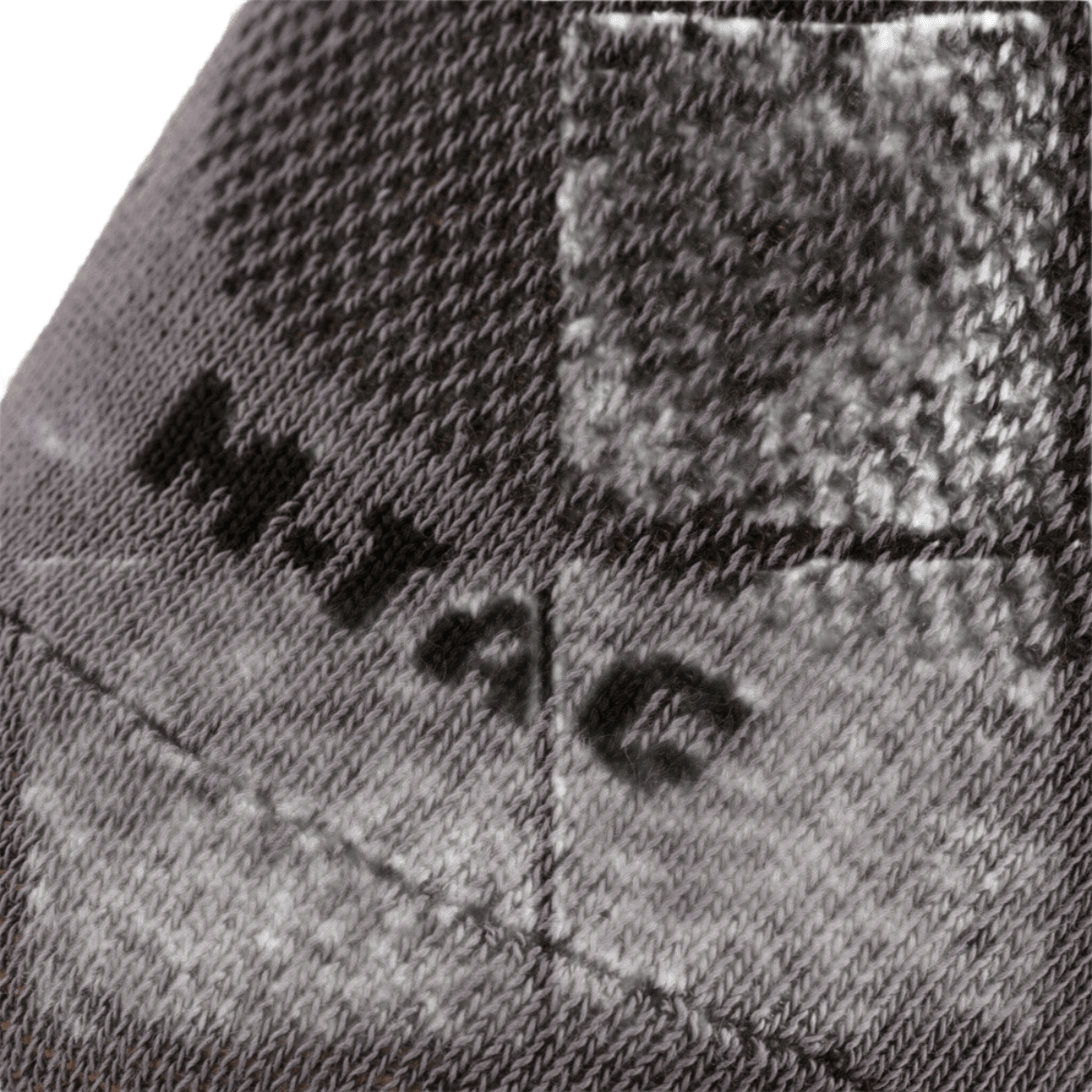 Nærbillede af M-Tac Let Sommersokker i åndbart materiale, perfekte til løb og sport i varmt vejr.