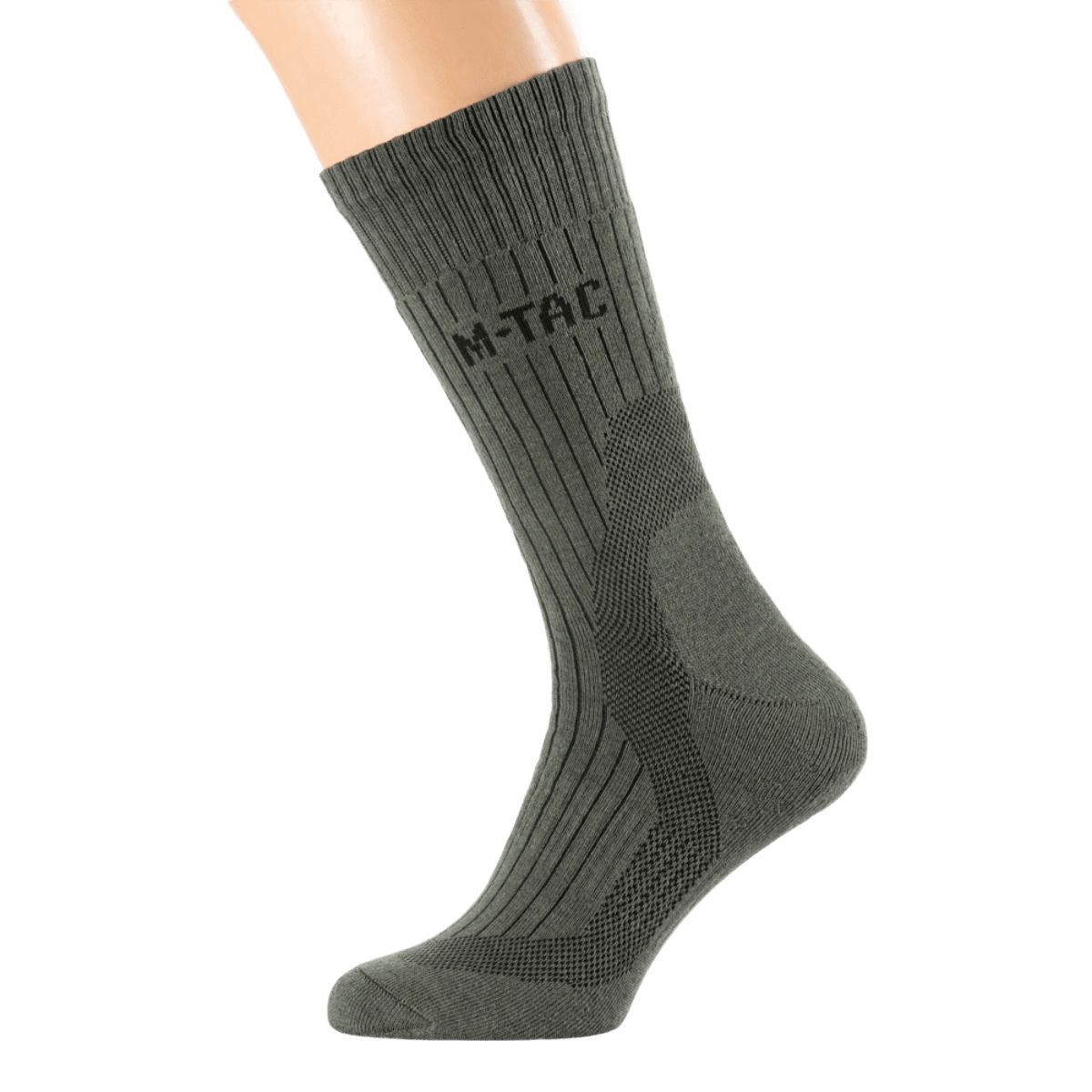 M-Tac Sokker Mid Calf Mk.4 på model, designet til trekking med thermozoner og fodbue-støtte for optimal komfort og beskyttelse.