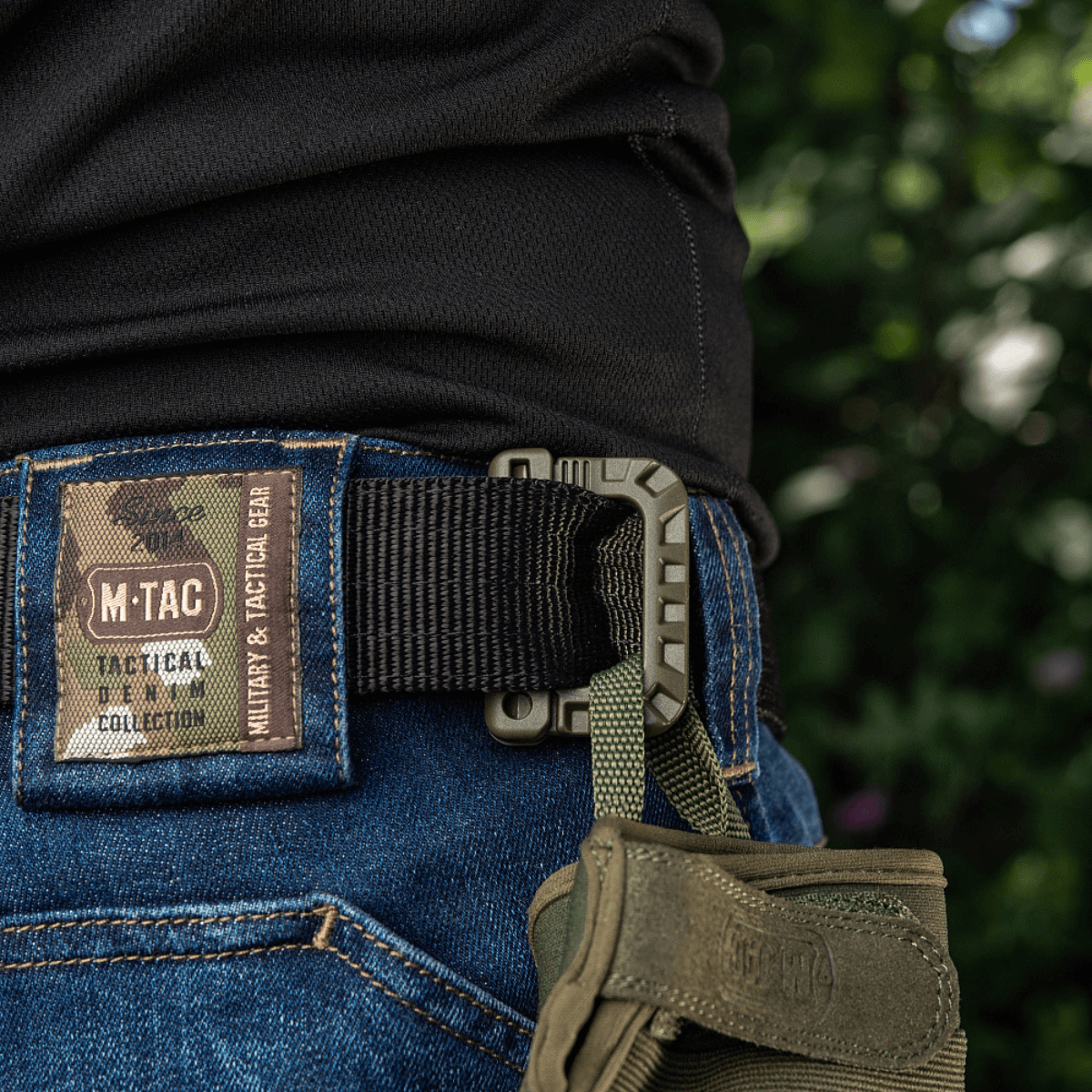 M-Tac Plast Karabin fastgjort til et bælte med påsat udstyr, let og slidstærk løsning til sikring af gear, fremstillet af ABS-plast.