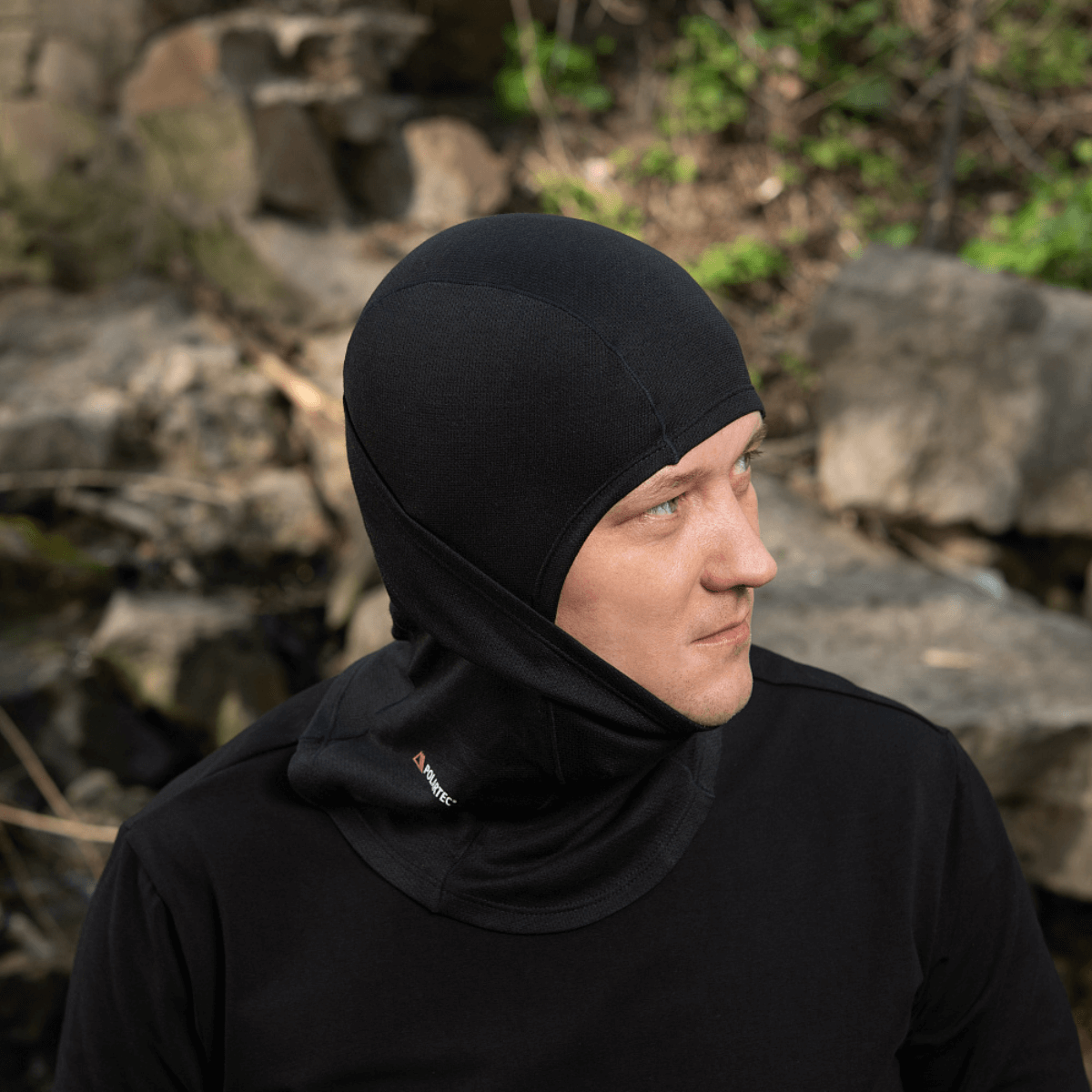 Mand iført M-Tac Sweater-Ninja-Balaclava Premium, beskytter hovedet i udendørs omgivelser, lavet af Polartec® Power Dry materiale
