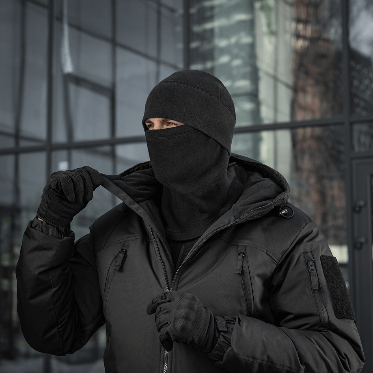 M-Tac Anatomisk Snood Justerbar Elite Fleece (320 g/m²) til koldt vejr, bruges som hue, balaclava eller hjelmliner, sort baggrund