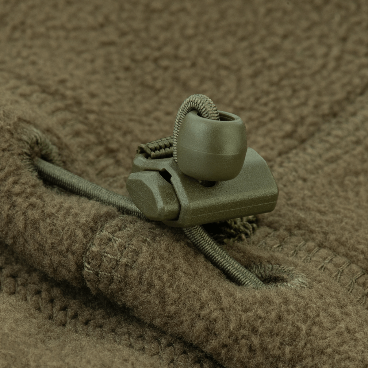 Detalje af justerbar snøre på M-Tac Anatomisk Snood Justerbar Elite Fleece (320 g/m²), viser robust grønt design.