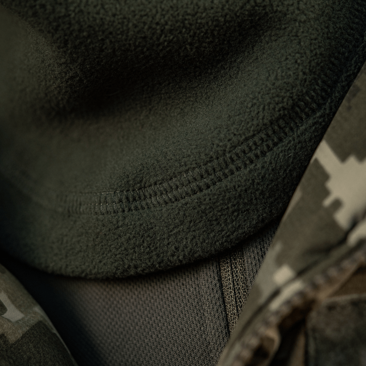 Nærbillede af M-Tac Anatomisk Snood Justerbar Elite Fleece (320 g/m²) i camouflage, viser fleece detalje og justerbarhed.