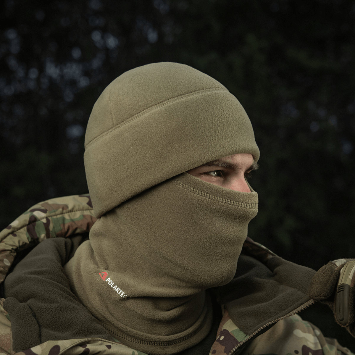 Person iført M-Tac Fleece Polartec Watch Cap i naturen, ideel til køligt og koldt vejr. Lavet af slidstærk Polartec® 200 Series fleece.