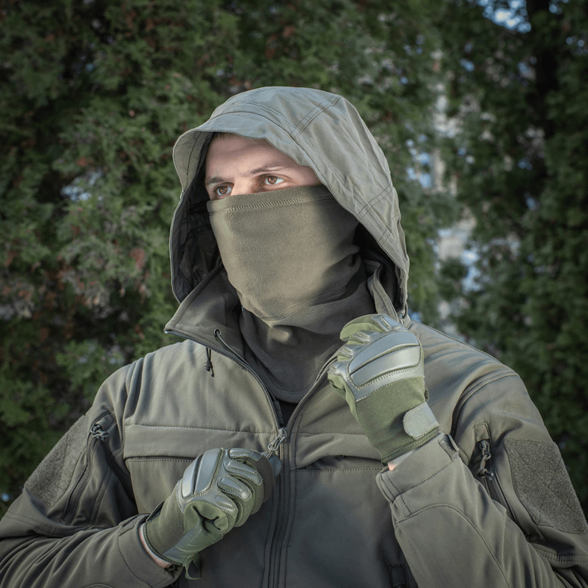 Mand iført M-Tac Polartec Anatomic Tube Scarf som ansigtsmaske, beskyttelse mod kulde og vind, lavet af Polartec® Micro Series fleece