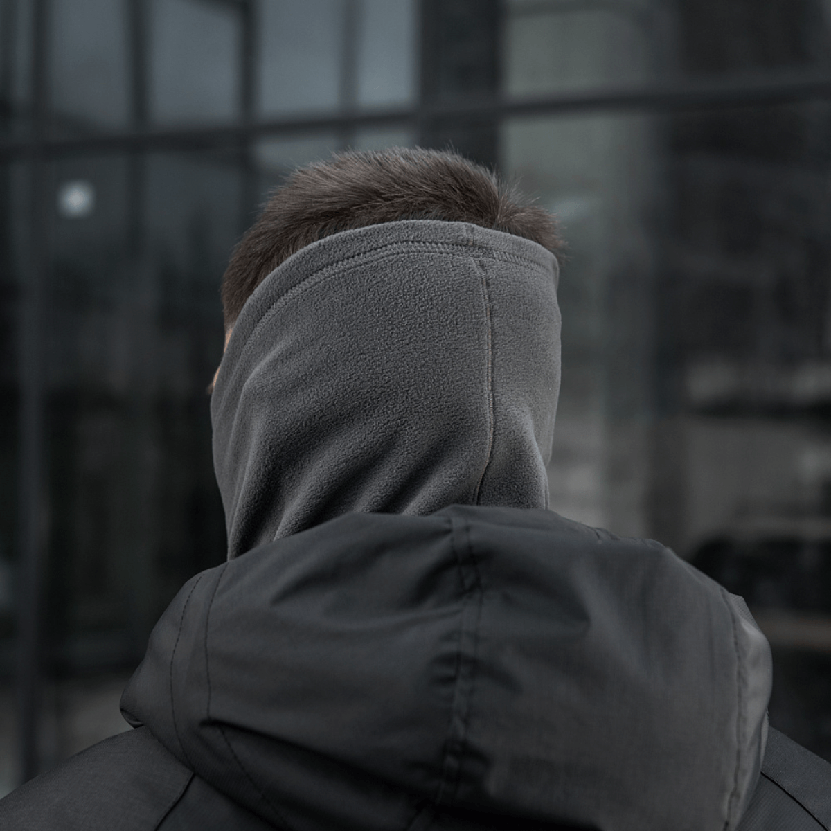 M-Tac Polartec Lang Tubehalstørklæde bæres i koldt vejr, holder hals og ansigt varmt, ideelt for udendørs aktiviteter.