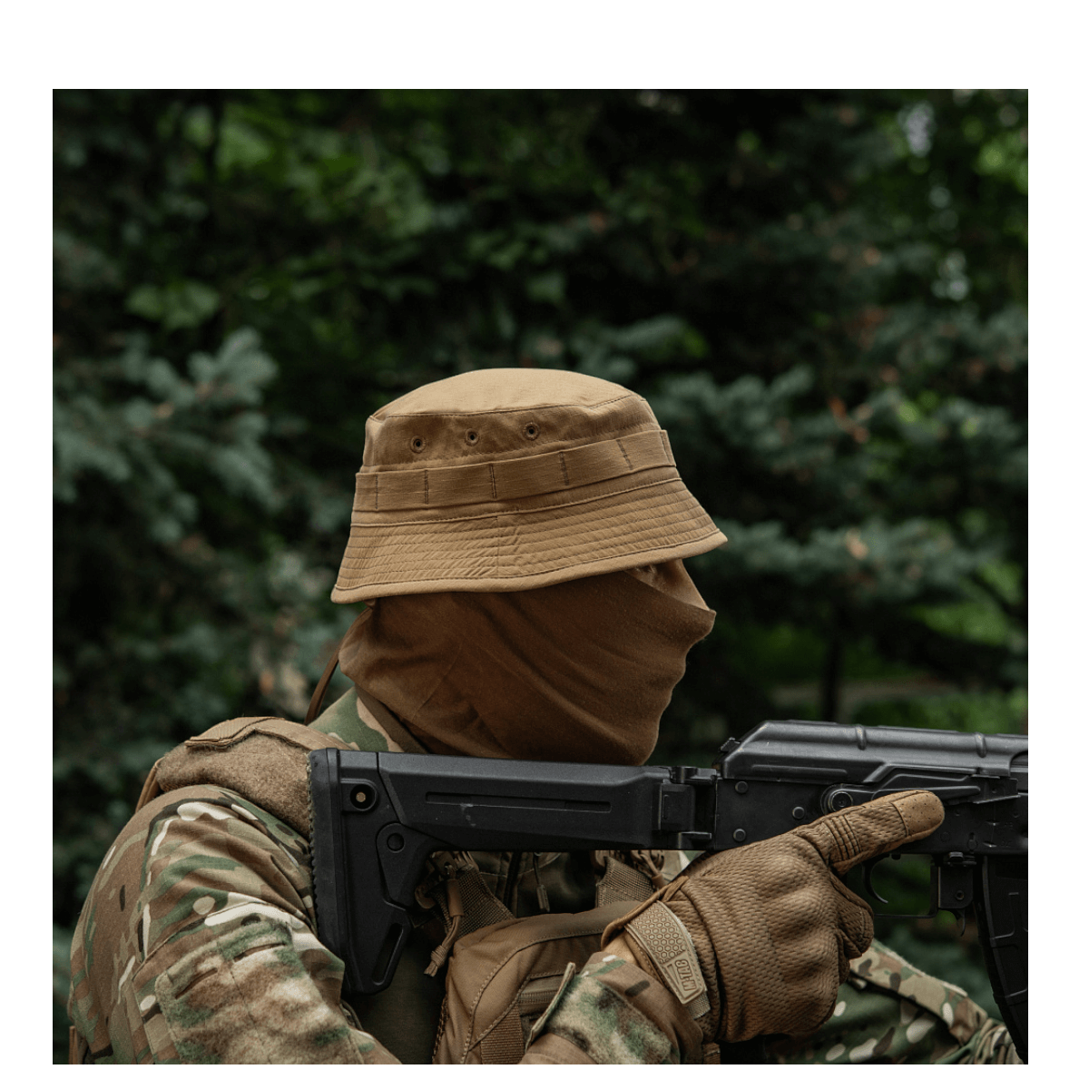 Person iført militærudstyr og en Panama-hat i skoven, iført M-Tac Panamahat Gen. II Summer Flex.