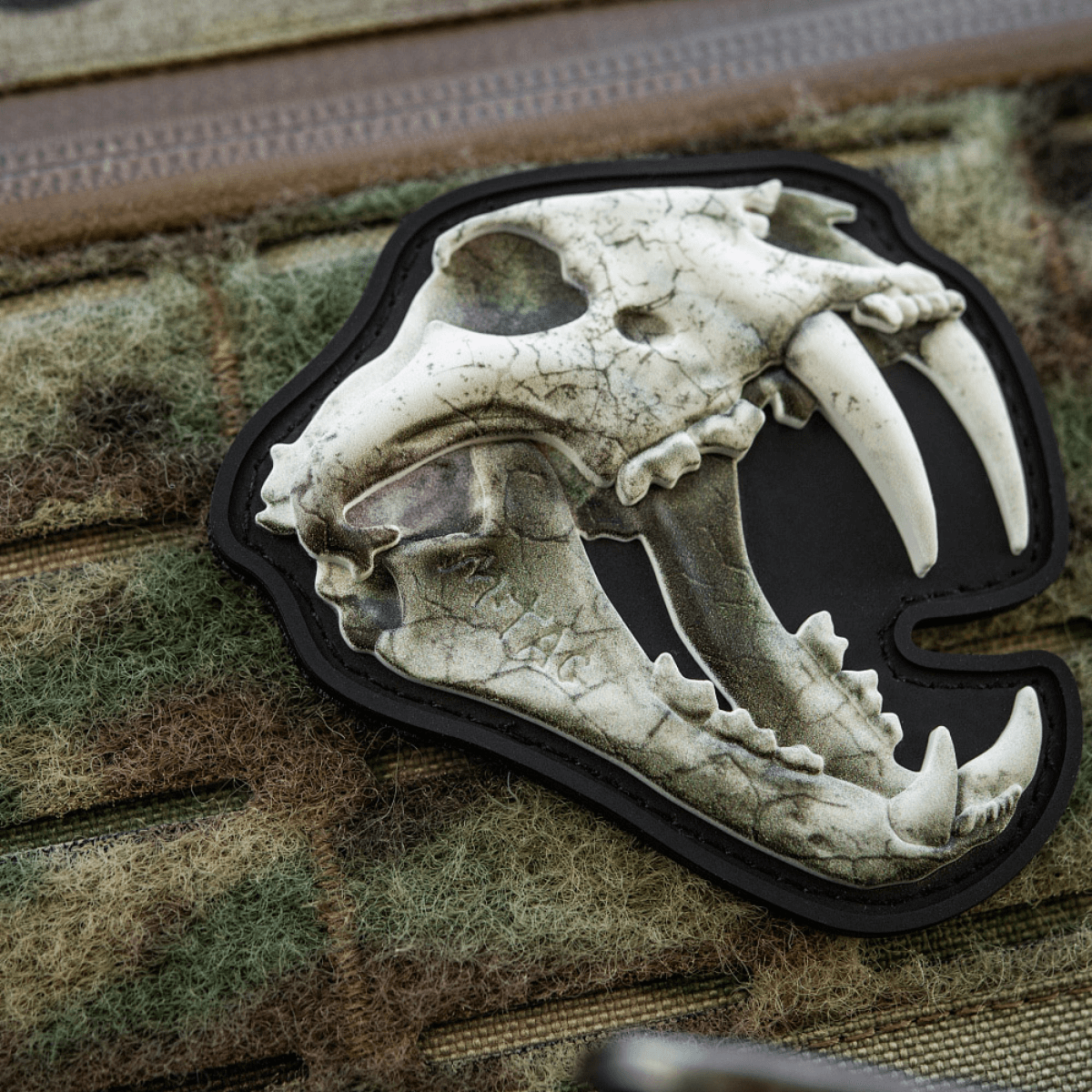 M‑Tac Patch Old Tiger PVC med 3D tigerkranium, velcrofastgørelse, detaljeret design, mod og erfaring. Dimensioner: 8x6,5 cm