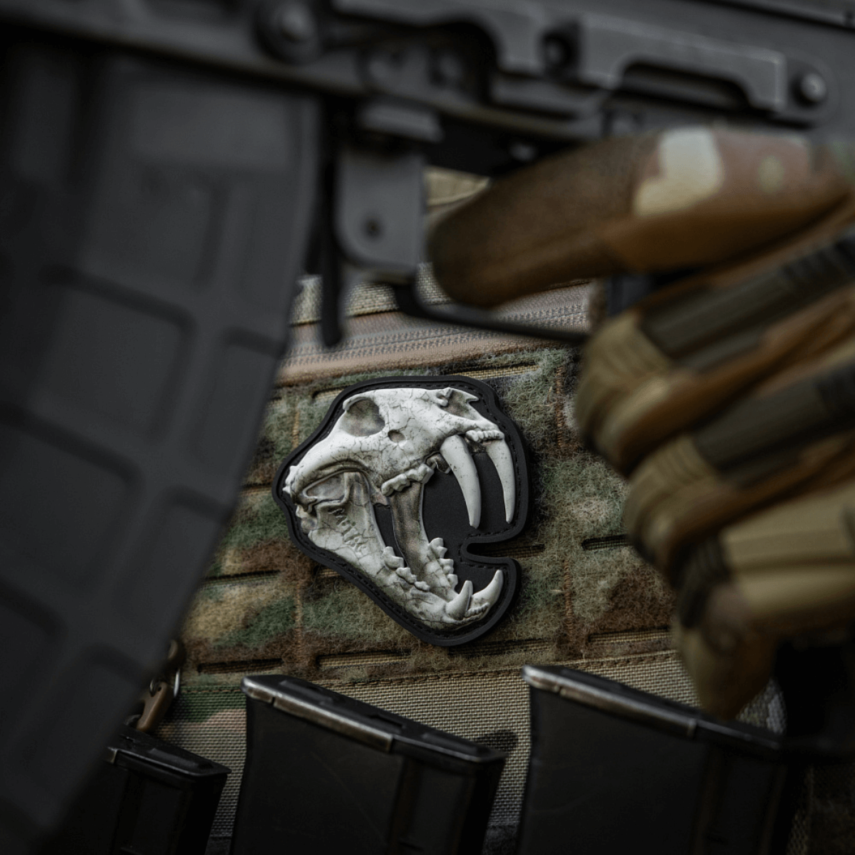 Detaljeret M‑Tac Patch Old Tiger PVC-patch med tigerkranium og 3D-effekt, fastgjort på militærudstyr med velcro.