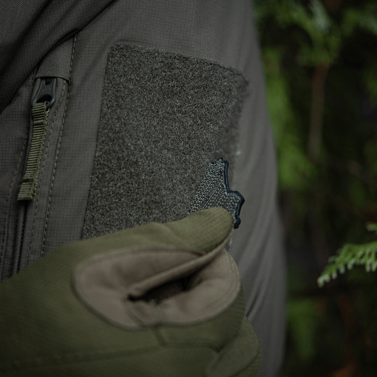 M-Tac Ace of Spades 3D PVC Patch fastgjort på en grå jakke med Velcro