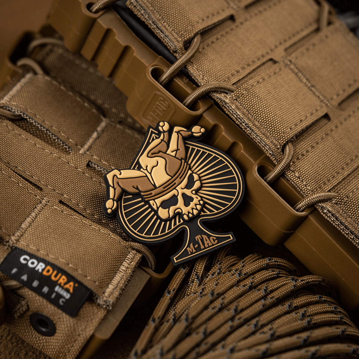 M-Tac Ace of Spades 3D PVC Patch fastgjort på taktisk taske med Velcro. Størrelse 50x60 mm, robust militært design, perfekt til outdoor.