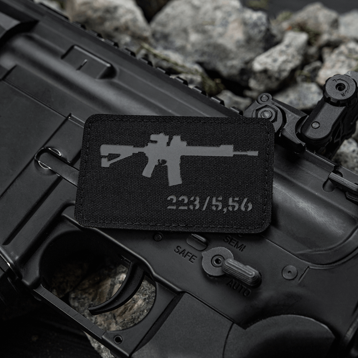 M-Tac AR-15 223/5,56 Laser Cut Patch på sort AR-15 med grus i baggrunden, Velcro-fastgørelse, Cordura 500D, taktisk design
