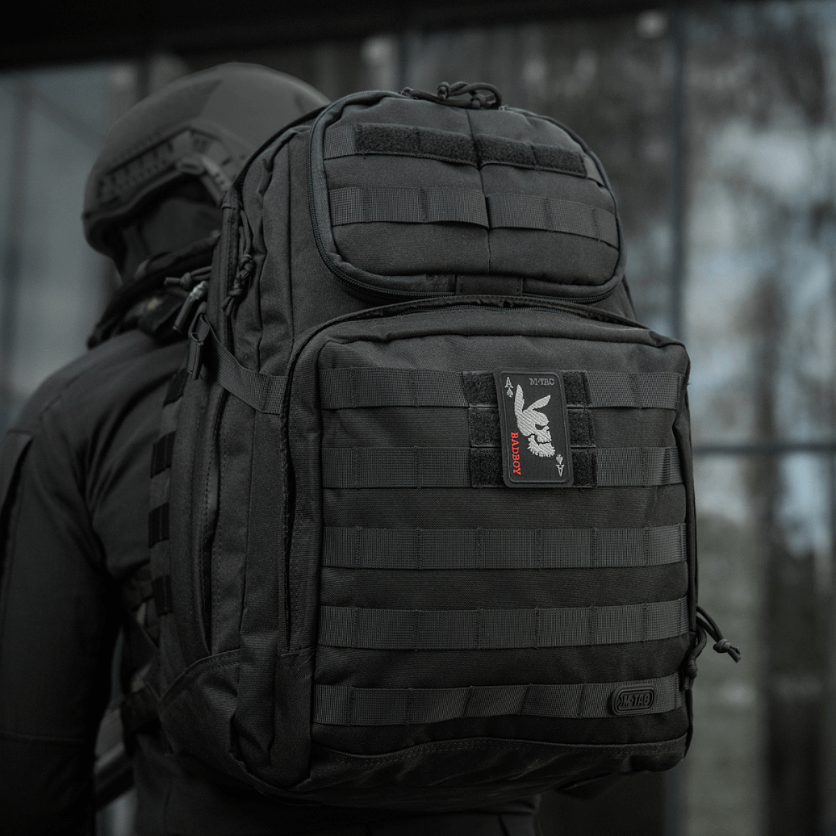 M-Tac Patch Bad Boy (Broderi) fastgjort på en sort taktisk rygsæk, viser ace of spades motiv med kaninske kranium.