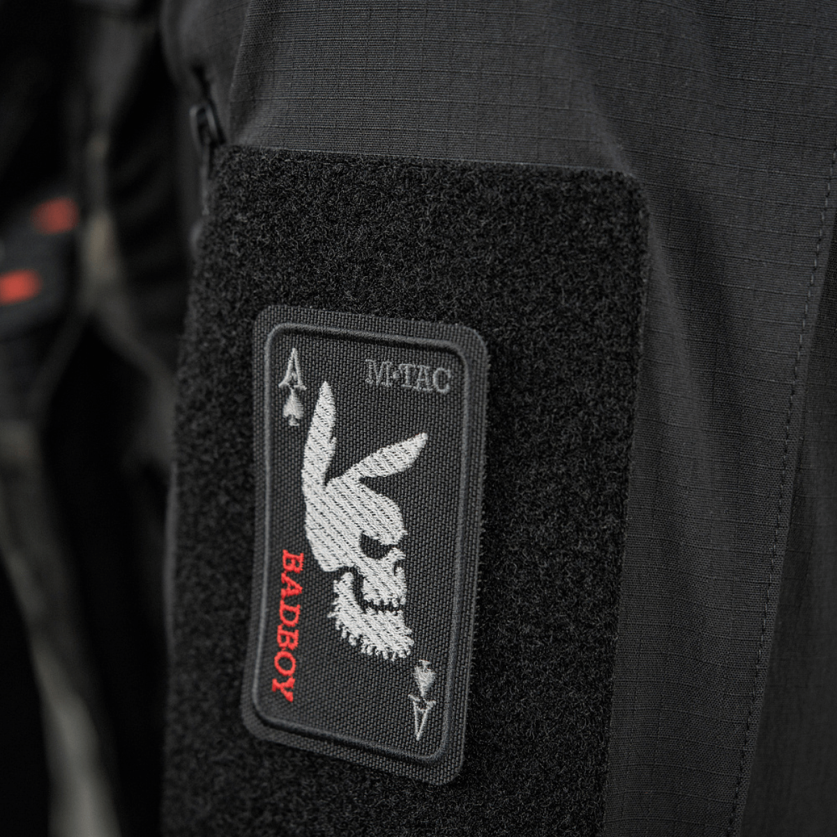 M-Tac Patch Bad Boy (Broderi) med kaninske kranium på ace of spades kort, symboliserer frihed og mod, fastgjort med Velcro på tøj.