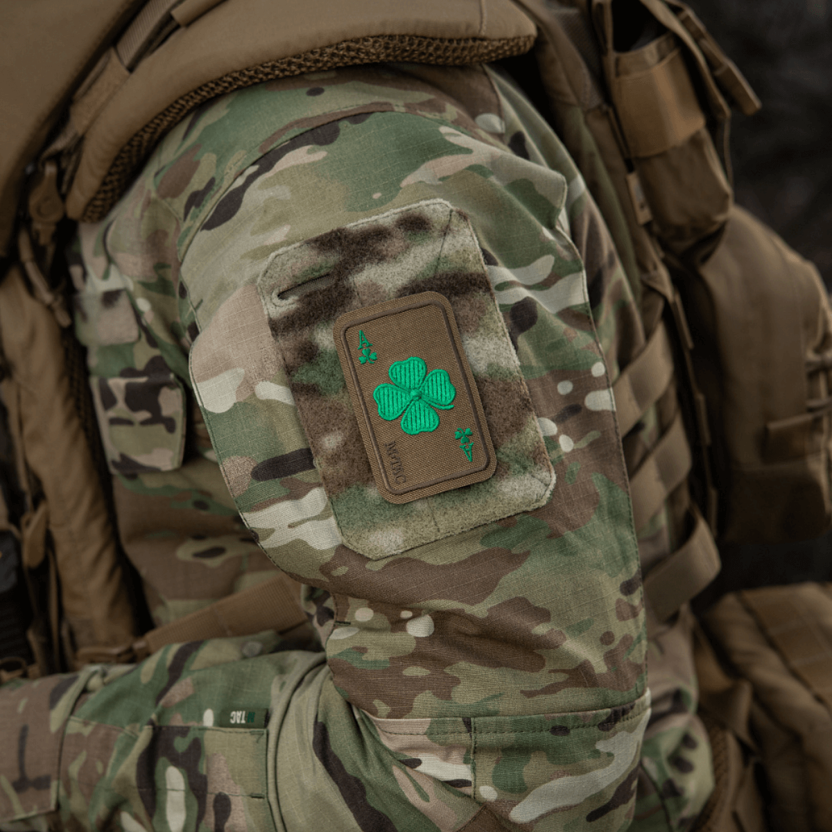 M-Tac Patch Lucky Card (Broderi) på camouflagejakke med broderet kløverblad symboliserende held og beskyttelse, fastgjort med velcro.