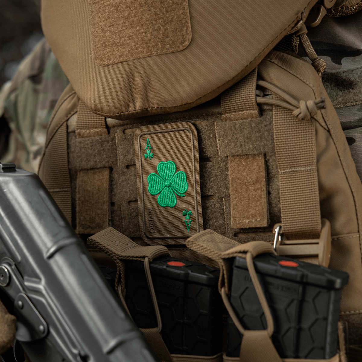 M-Tac Patch Lucky Card (Broderi) med kløverblad, monteret på taktisk vest. Cordura 500D materiale, holdbar til tøj og tasker. Velcro fastgørelse.