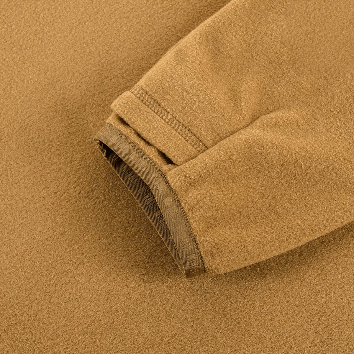 Ærmedetalje af M-Tac Delta Polartec Fleecejakke i blødt og åndbart Polartec® Micro Series-fleece, perfekt til kolde dage.