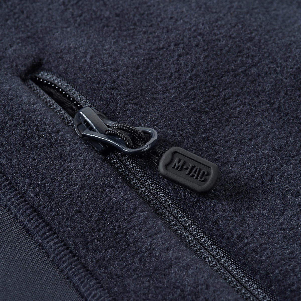 Lynlåsdetalje på M-Tac Polartec Sport Fleecejakke fremstillet af Polartec® 200 Series fleece for optimal varmeisolering og komfort.
