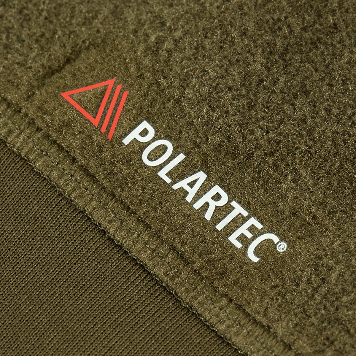 Nærbillede af M-Tac Polartec Sport Fleecejakke med Polartec-logo, fremstillet af premium Polartec® 200 Series fleece for komfort og isolering.