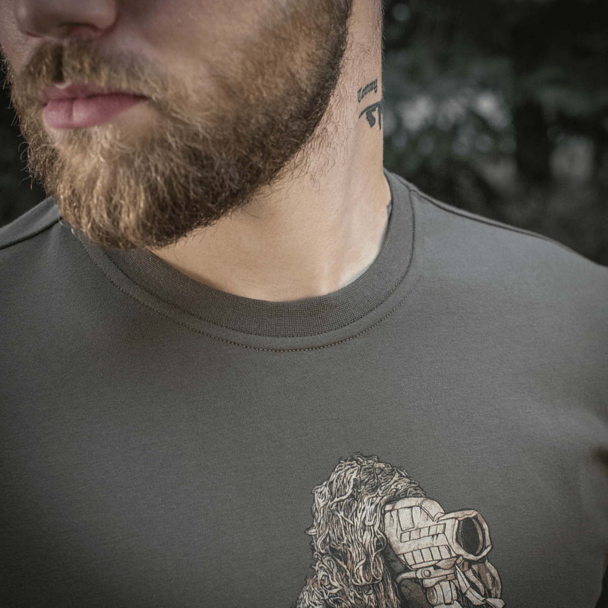 Mand iført M-Tac Sniper T-shirt med "Death From Afar" print, lavet af 93% bomuld og 7% elastan, ideel til militær og udendørs brug