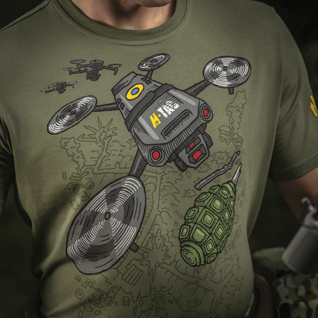 M-Tac T-Shirt Quadcopter med dronemotiv og granater, lavet af bomuld og elastan, designet til UAV-operatører. Grøn med gule/blå detajler.