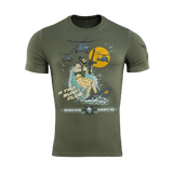 M-Tac T-Shirt Surf Club med ikonisk krigsfilm-inspireret design, inkluderer specialstyrkesoldat på surfbræt. Materiale: bomuld, elastan.