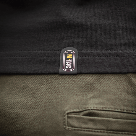 M-Tac T-Shirt Logo med camouflage, blød bomuldsblanding og slogan 'Born by Revolution – Hardened by War' på ærme.