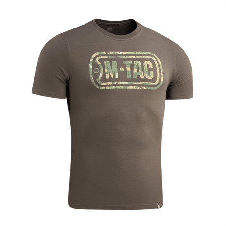 M-Tac T-Shirt Logo med camouflage mønster og ikonisk M-Tac logo, symboliserer militær og taktisk stil. Komfortabel bomuldsblanding.