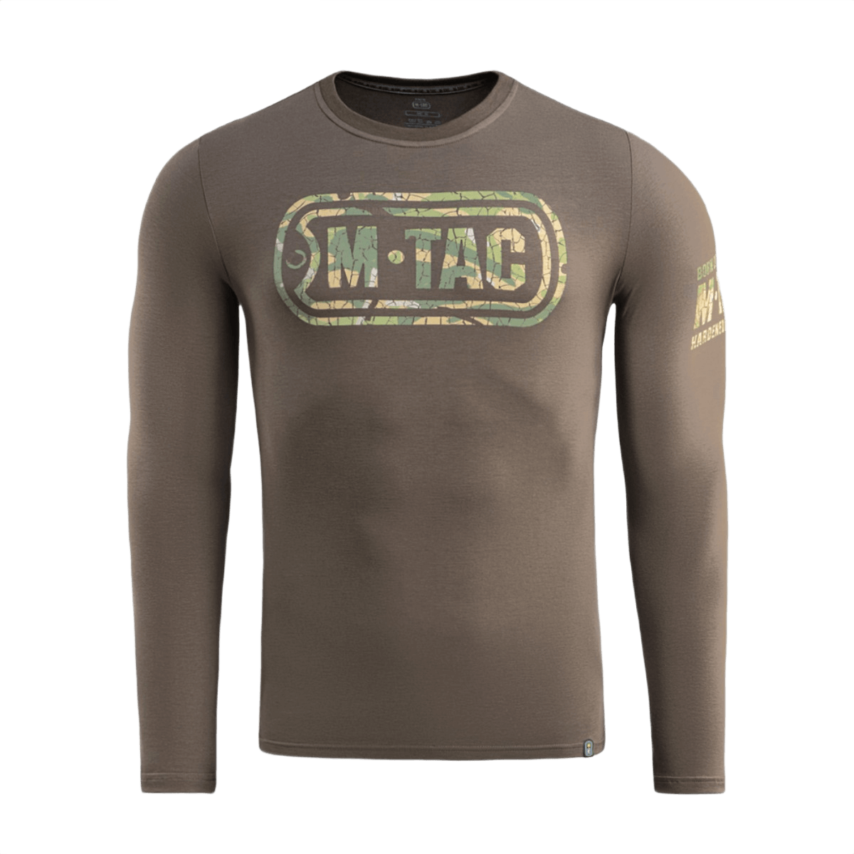 M-Tac T-Shirt Logo Long Sleeve i camouflage med ikonisk logo og slogan på ærmet. Perfekt til både dagligt brug og taktiske aktiviteter.