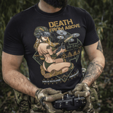 M-Tac T-Shirt Delivery Service, inspireret af amerikansk Pin-Up-kultur, viser en Pin-Up pige med drone. "Death from Above" print.